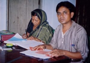Group member is signing the contact form
